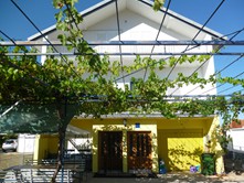 Eine gemütliche Terrasse heisst Sie wilkommen!